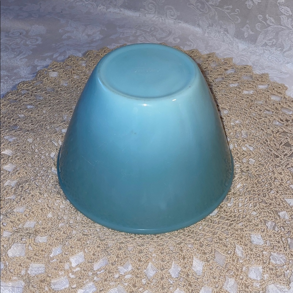 Vintage Fire King Turquoise Blue Glassware mixing bowl. - Picture 2 of 3